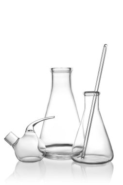 Beyaz arkaplandaki boş laboratuvar camlarını temizle.