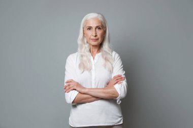 Gri arka plan üzerinde güzel Olgun kadın portresi