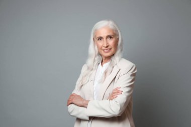 Gri arka plan üzerinde güzel olgun kadın portresi, metin için alan