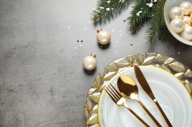 Gri arka plan üzerinde Noel masası ayarı, düz yatıyordu. Metin için alan
