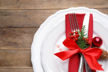 Ahşap arka planda güzel bir Noel masası, üst manzara.
