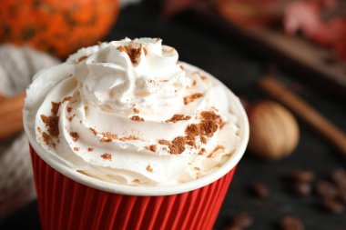 Ahşap masada lezzetli balkabağı aromalı latte, yakın plan.
