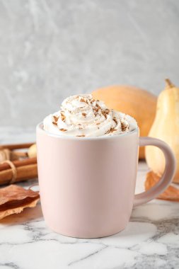 Beyaz mermer masada lezzetli balkabağı aromalı latte.