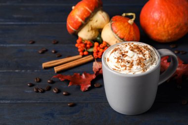 Mavi ahşap masada lezzetli balkabağı aromalı latte