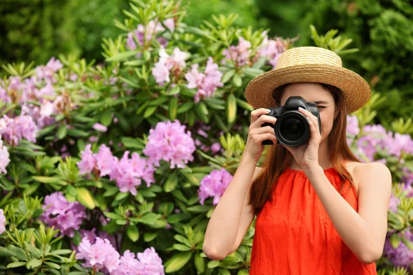 Fotograf fotografering med professionell kamera i parken — Stockfoto