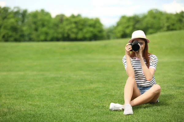 Fotógrafo tirando foto com câmera profissional no parque. Espaço para texto — Fotografia de Stock