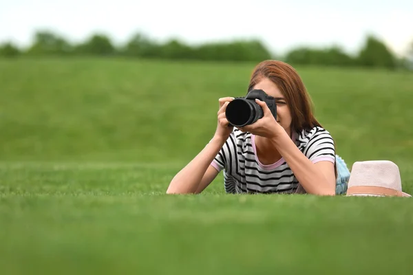 Fotograf fotografering med professionell kamera i parken. Plats för text — Stockfoto
