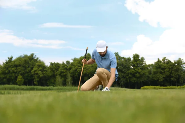 Człowiek gra w golfa na zielonym kursie. Sport i rozrywka — Zdjęcie stockowe