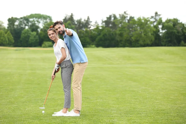 Koç kadınlara yeşil sahada golf oynamayı öğretiyor. — Stok fotoğraf