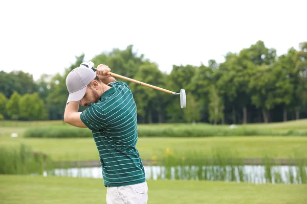 Mann spielt Golf auf grünem Platz. Sport und Freizeit — Stockfoto