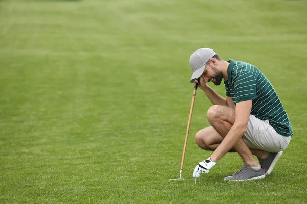 Muž hraje golf na zeleném hřišti. Mezera pro text — Stock fotografie