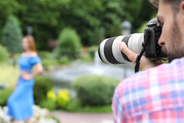 Fotós figyelembe fotó nő professzionális kamerával a parkban — Stock Fotó