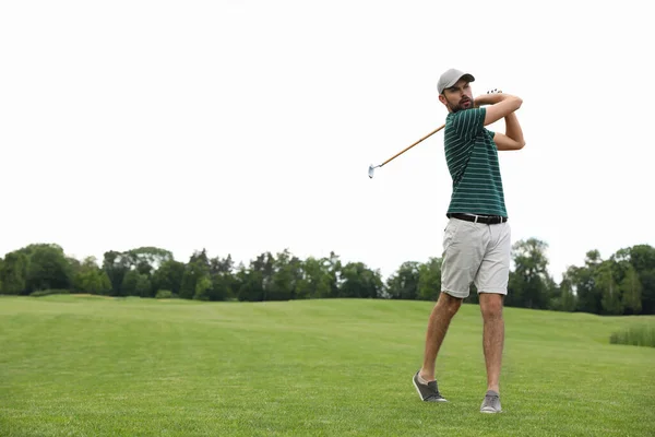 Mann spielt Golf auf grünem Platz. Sport und Freizeit — Stockfoto