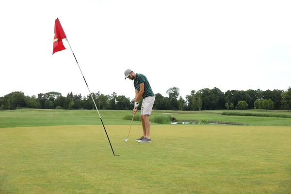 Muž, který hraje golf na zeleném hřišti. Sport a volný čas — Stock fotografie