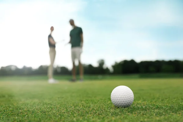 Golfball nahe Loch auf grünem Platz — Stockfoto