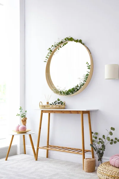 白い壁に丸い鏡のあるモダンな部屋のインテリア — ストック写真