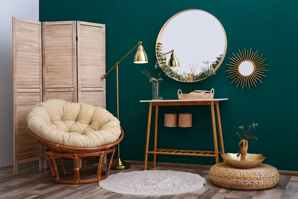Intérieur de la chambre moderne avec miroir rond sur le mur vert — Photo