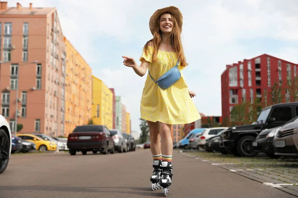 Hermosa mujer joven con patines que se divierten al aire libre —  Fotos de Stock