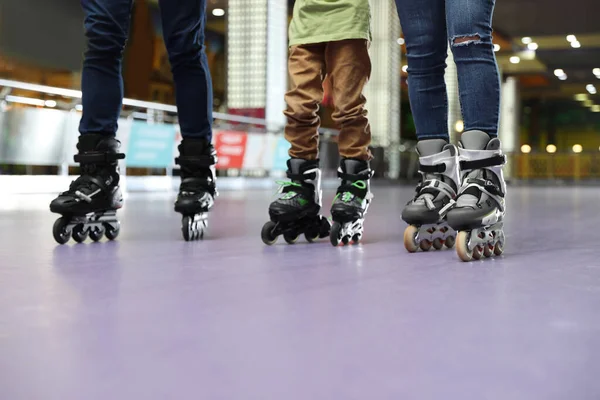 Familia en pista de patinaje, vista de cerca — Foto de Stock