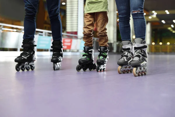 Família no ringue de patinação de rolo, vista de close-up — Fotografia de Stock