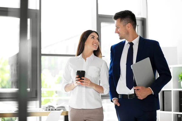 Retrato de formadores de empresa en ropa de oficina en el lugar de trabajo —  Fotos de Stock