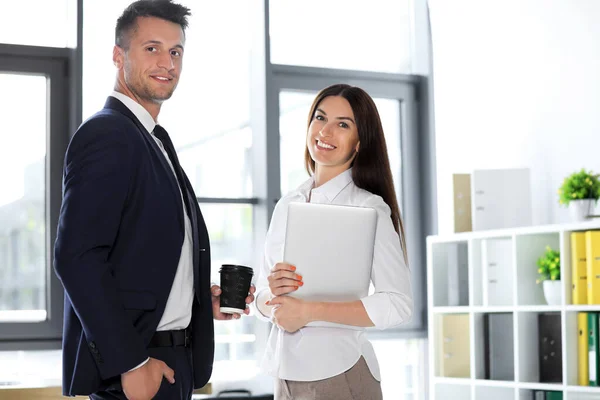 Porträtt av företagsledare i kontorskläder på arbetsplatsen — Stockfoto