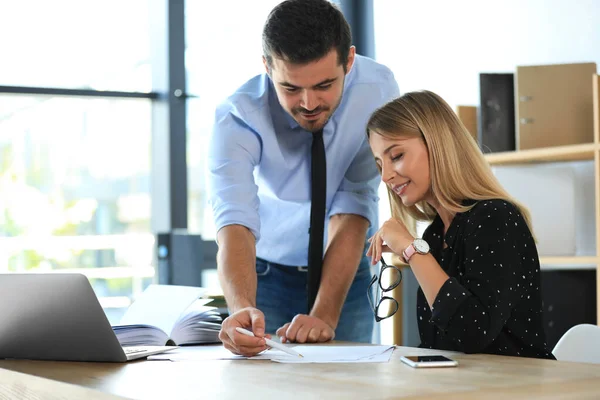 Man business trainer coaching jonge vrouw in kantoor — Stockfoto