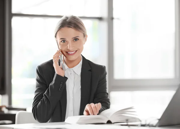 Pelatih bisnis perempuan berbicara di telepon di kantor — Stok Foto