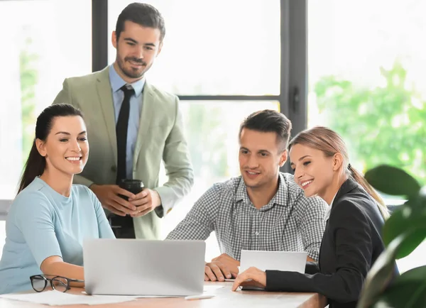 Kantoorpersoneel met bedrijfsopleiding op de werkplek — Stockfoto