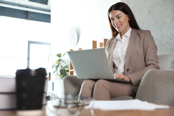 Treinador de negócios feminino trabalhando com laptop no escritório — Fotografia de Stock