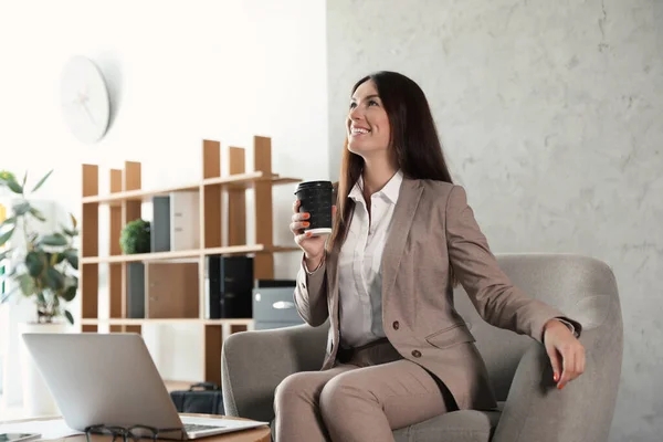Женщина-бизнес-тренер работает с ноутбуком в офисе — стоковое фото