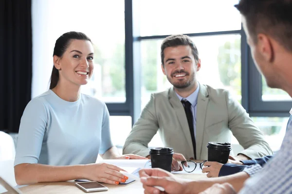 Kantoorpersoneel met bedrijfsopleiding op de werkplek — Stockfoto