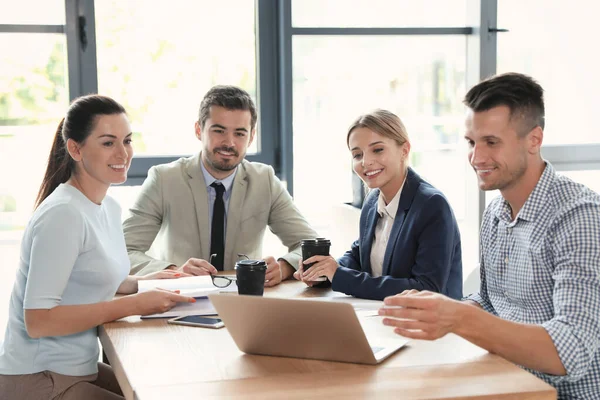 Kantoorpersoneel met bedrijfsopleiding op de werkplek — Stockfoto