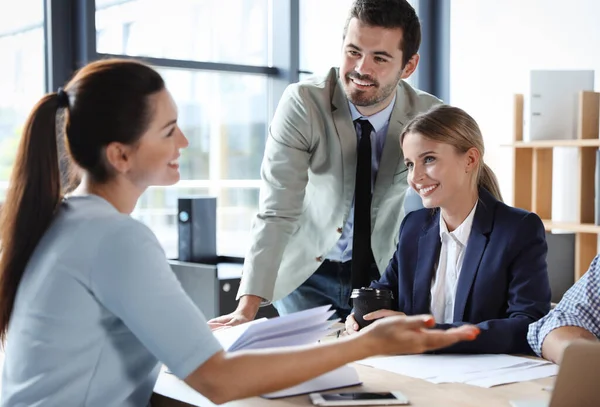 Empleados de oficina con formación empresarial en el lugar de trabajo — Foto de Stock