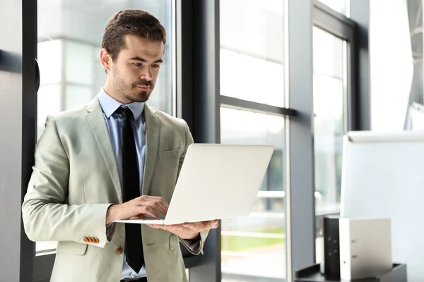 Männliche Businesstrainerin arbeitet im Büro mit Laptop — Stockfoto