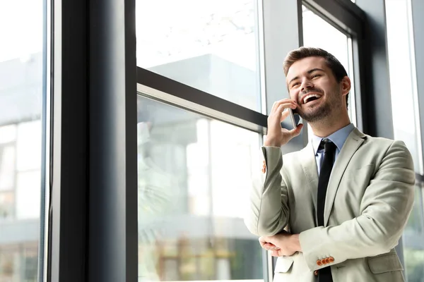 Treinador de negócios masculino falando no telefone no escritório — Fotografia de Stock