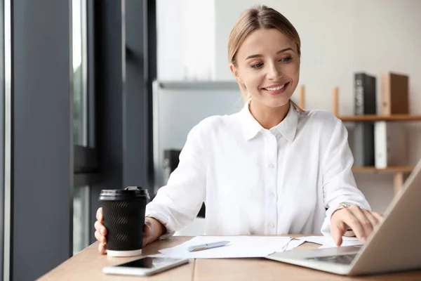 Entrenadora de negocios femenina trabajando con laptop en oficina — Foto de Stock