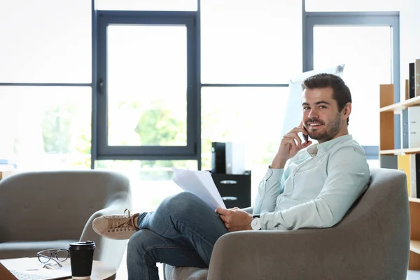 Männliche Businesstrainerin arbeitet mit Dokumenten im Büro — Stockfoto