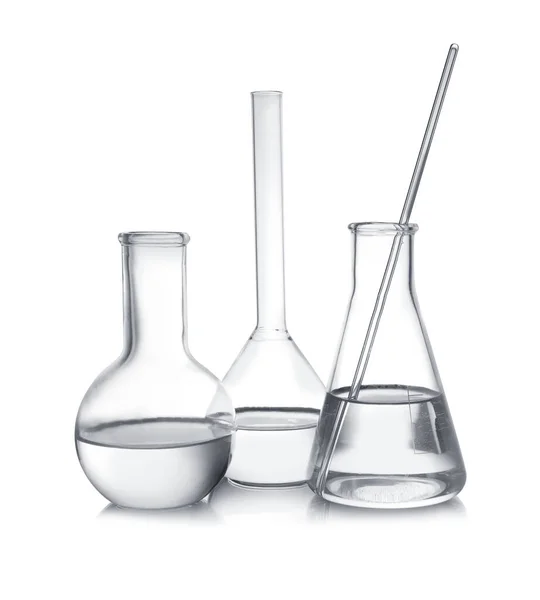 Vidros de laboratório com amostras líquidas sobre fundo branco — Fotografia de Stock