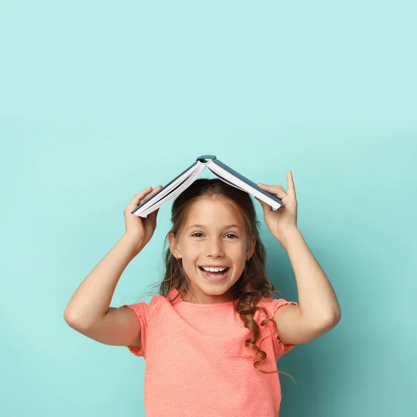Retrato de linda chica con libro sobre fondo turquesa. Concepto de lectura — Foto de Stock
