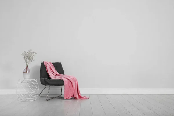 편안한 의자와 흰색 벽 근처 격자 무늬세련된 객실 인테리어. 텍스트를 위한 공간 — 스톡 사진
