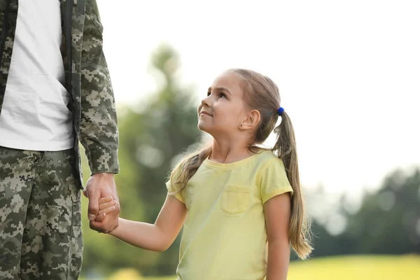 화창 한 공원에서 군복을 입은 아버지와 함께 있는 어린 딸 — 스톡 사진
