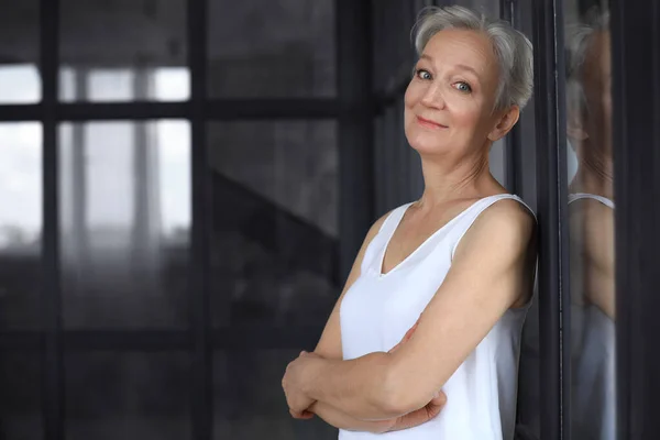 Retrato de mujer madura feliz en el interior, espacio para el texto. Envejecimiento inteligente —  Fotos de Stock