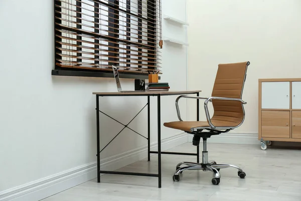 Stilvolles Interieur am Arbeitsplatz mit modernem Bürostuhl — Stockfoto