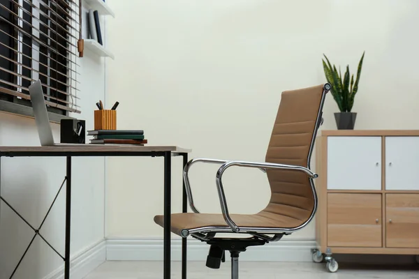 현대적인 사무실 의자가있는 세련된 직장 인테리어 — 스톡 사진