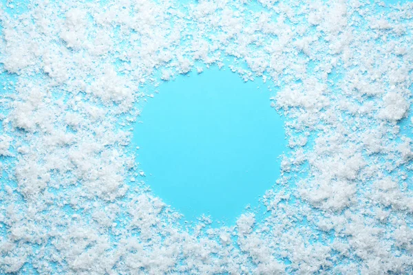 Frame gemaakt van sneeuw op blauwe achtergrond, bovenaanzicht met ruimte voor tekst. Winterseizoen — Stockfoto