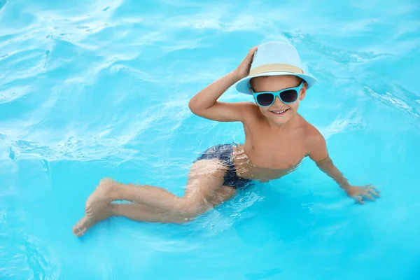 Lindo niño en la piscina al aire libre — Foto de Stock