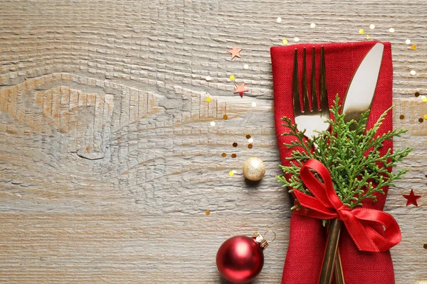 Σετ μαχαιροπήρουνα σε ξύλινο τραπέζι, πάνω όψη με χώρο για κείμενο. Χριστουγεννιάτικη γιορτή — Φωτογραφία Αρχείου