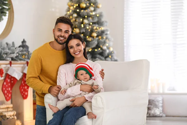 Familia feliz con bebé lindo en casa. Celebración de Navidad —  Fotos de Stock