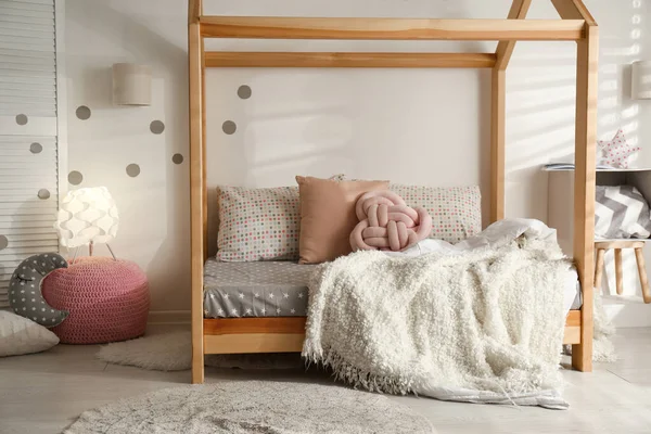 Gezellig kinderkamer interieur met comfortabel bed — Stockfoto